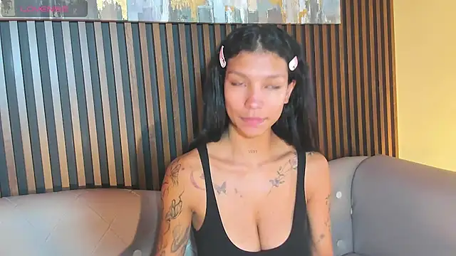 Snapshot of LauraAristizabal chatting on October 15, 2025, 12:38 pm LauraAristizabal online show from October 15, 2025, 12:38 pm