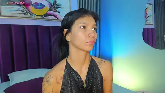 Snapshot of LauraAristizabal chatting on November 1, 2025, 12:40 pm LauraAristizabal online show from November 1, 2025, 12:40 pm