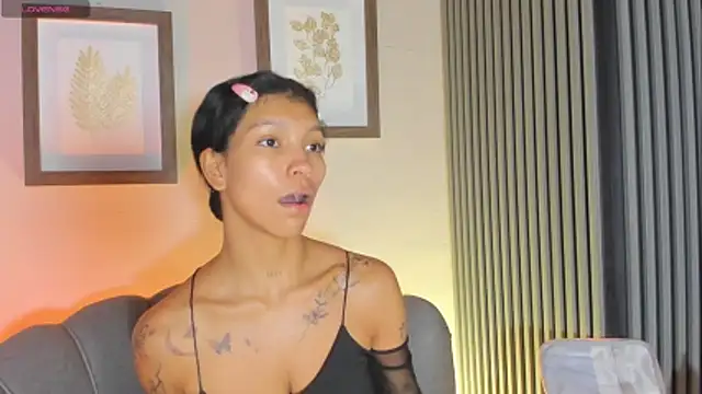 Snapshot of LauraAristizabal chatting on November 2, 2025, 12:40 pm LauraAristizabal online show from November 2, 2025, 12:40 pm