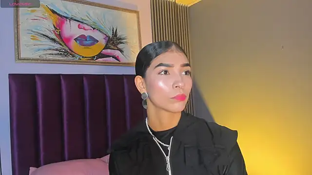LauraAristizabal online show from June 10, 2026, 12:04 pm