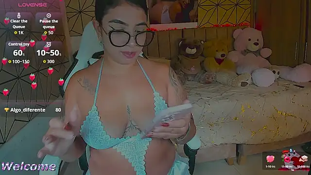 vane lopez  online show from October 7, 2025, 5:54 pm