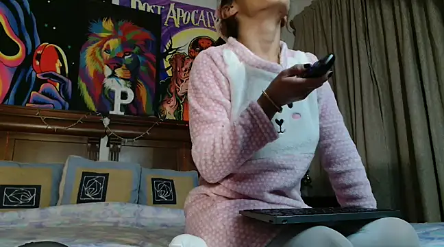 Snapshot of MINI_Petite chatting on December 24, 2024, 5:27 am MINI Petite online show from December 24, 2024, 5:27 am