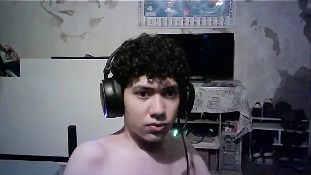 Snapshot of Emv2 chatting on February 16, 2026, 3:57 am Emv2 online show from February 16, 2026, 3:57 am