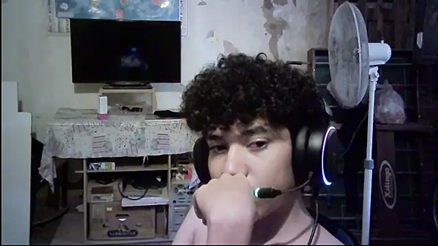 Snapshot of Emv2 chatting on February 24, 2026, 6:39 pm Emv2 online show from February 24, 2026, 6:39 pm