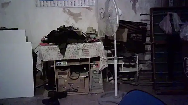 Snapshot of Emv2 chatting on March 21, 2026, 4:06 am Emv2 online show from March 21, 2026, 4:06 am