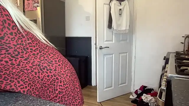Bustyblondebabe32 online show from June 7, 2026, 6:11 pm