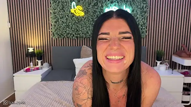 Snapshot of LizaRoxx chatting on October 4, 2025, 9:57 pm LizaRoxx online show from October 4, 2025, 9:57 pm