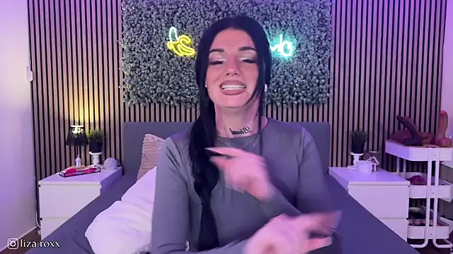 Snapshot of LizaRoxx chatting on October 7, 2025, 7:22 pm LizaRoxx online show from October 7, 2025, 7:22 pm