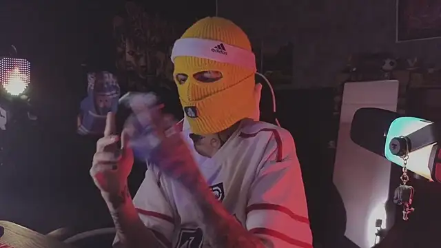 Snapshot of AcidMilo chatting on March 10, 2026, 10:59 pm AcidMilo online show from March 10, 2026, 10:59 pm