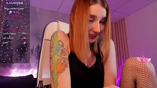 PrettyReckess online show from February 10, 2025, 1:33 pm