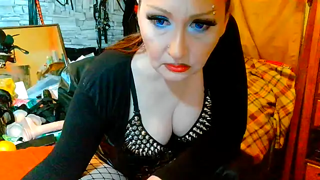dominatrixredsonyja online show from May 15, 2026, 9:00 pm