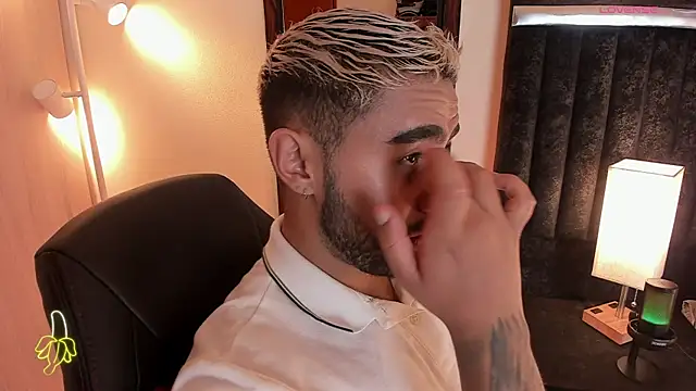 Snapshot of ItsMeEros chatting on October 6, 2025, 10:29 pm ItsMeEros online show from October 6, 2025, 10:29 pm