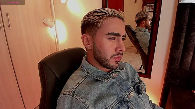 Snapshot of ItsMeEros chatting on October 10, 2025, 8:52 pm ItsMeEros online show from October 10, 2025, 8:52 pm