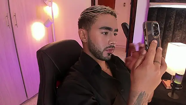 Snapshot of ItsMeEros chatting on October 12, 2025, 10:31 pm ItsMeEros online show from October 12, 2025, 10:31 pm