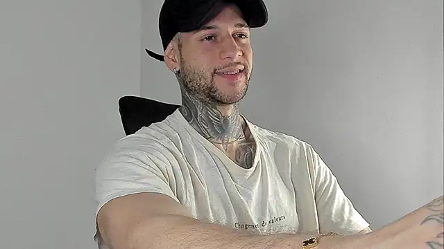  jamesleandros1 online show from September 27, 2025, 4:39 am