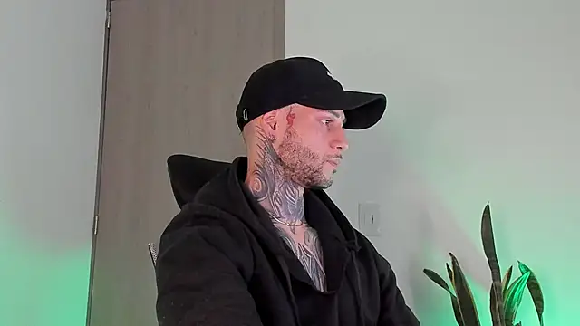  jamesleandros1 online show from February 17, 2026, 3:14 am