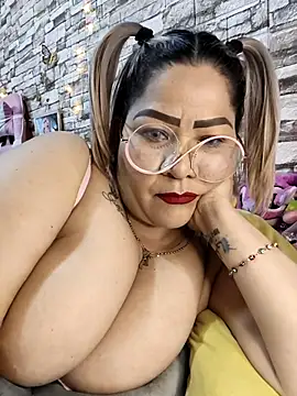 Snapshot of Dalessa_Bigtits chatting on April 16, 2026, 9:04 pm Dalessa Bigtits online show from April 16, 2026, 9:04 pm