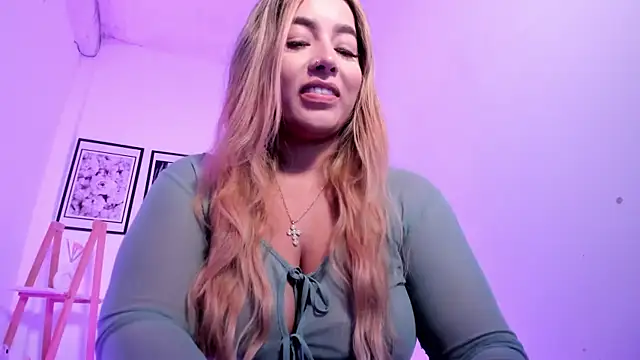 sofihill01 online show from April 14, 2026, 9:32 pm