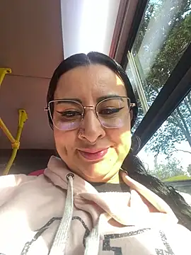 Abril Luv online show from March 3, 2025, 12:27 pm