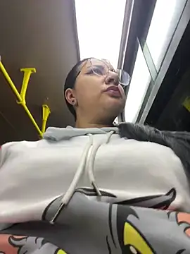 Abril Luv online show from March 8, 2025, 10:22 am