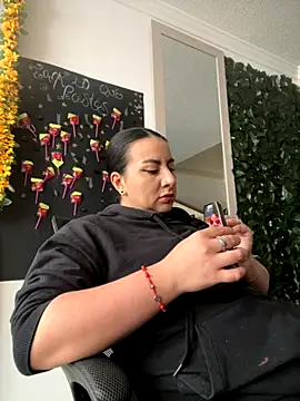 Abril Luv online show from October 13, 2025, 1:00 pm