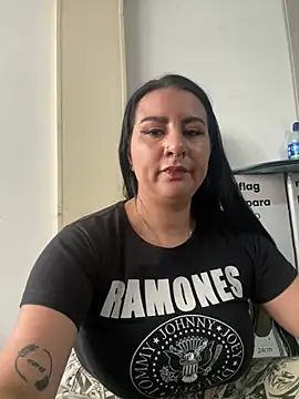 Abril Luv online show from June 24, 2026, 1:32 pm