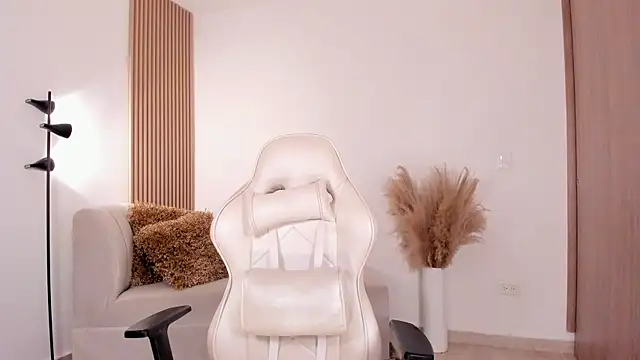 wandathompson  online show from February 18, 2025, 5:21 pm