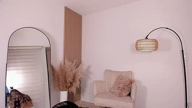 wandathompson  online show from March 7, 2025, 5:17 pm