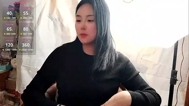 Vivianangn-e online show from April 23, 2026, 1:29 am