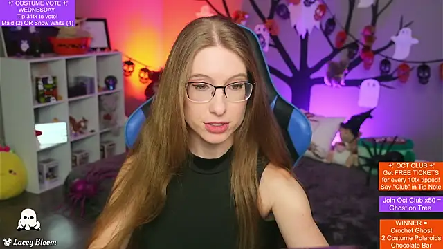 Snapshot of TheLaceyBloom chatting on October 22, 2025, 1:17 am TheLaceyBloom online show from October 22, 2025, 1:17 am