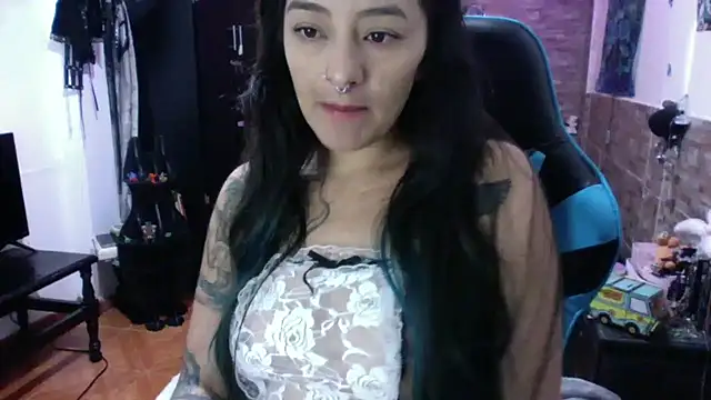 Snapshot of AngelaQueen_ chatting on October 17, 2025, 5:59 pm AngelaQueen online show from October 17, 2025, 5:59 pm