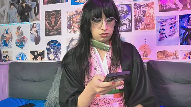 snowblack  online show from September 25, 2025, 5:38 pm