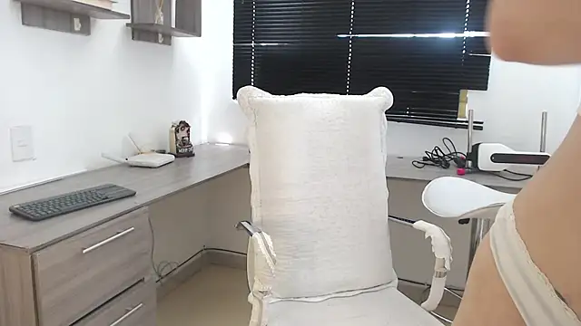 Snapshot of MIYESSI chatting on September 22, 2025, 6:43 pm MIYESSI online show from September 22, 2025, 6:43 pm