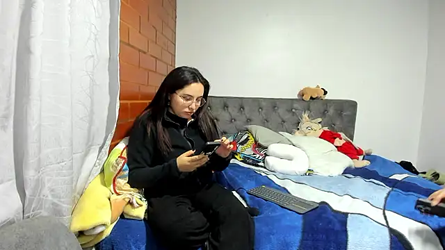  girls on fire  online show from December 18, 2025, 11:22 pm