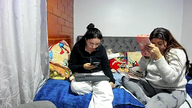  girls on fire  online show from December 22, 2025, 11:02 pm