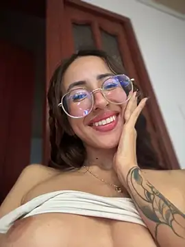 lauravasquez online show from March 17, 2025, 4:43 pm