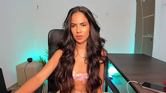 Snapshot of camille-rose chatting on February 18, 2025, 8:58 pm camille-rose online show from February 18, 2025, 8:58 pm