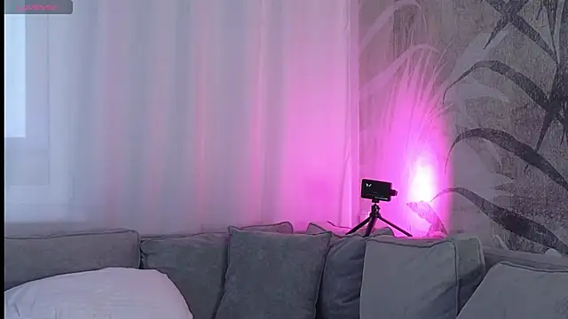 lily  foster online show from December 6, 2024, 5:53 am