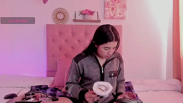 Snapshot of aliice_walker_ chatting on December 5, 2024, 12:22 pm aliice walker  online show from December 5, 2024, 12:22 pm