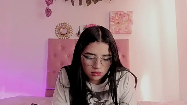 Snapshot of aliice_walker_ chatting on December 6, 2024, 3:33 pm aliice walker  online show from December 6, 2024, 3:33 pm