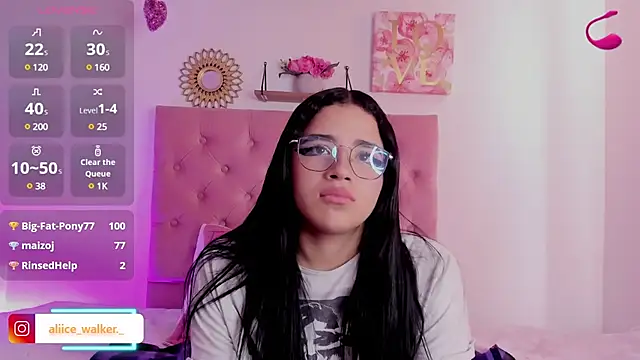 Snapshot of aliice_walker_ chatting on December 6, 2024, 6:39 pm aliice walker  online show from December 6, 2024, 6:39 pm