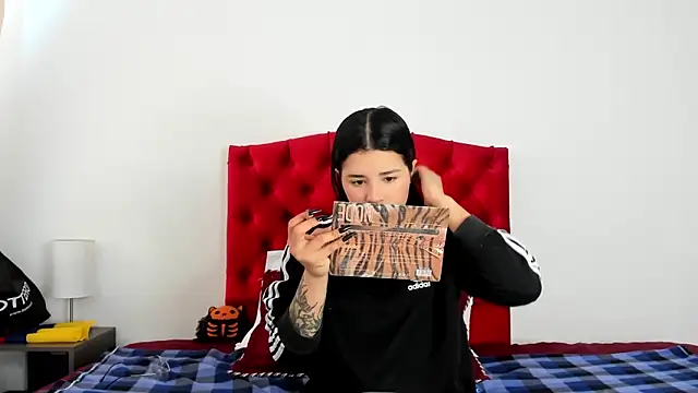 Snapshot of aliice_walker_ chatting on December 14, 2024, 12:44 pm aliice walker  online show from December 14, 2024, 12:44 pm