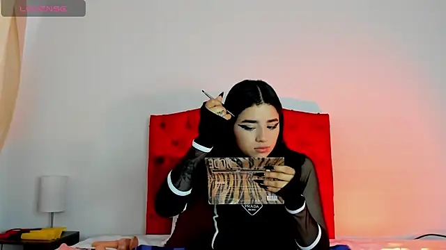 Snapshot of aliice_walker_ chatting on December 17, 2024, 12:33 pm aliice walker  online show from December 17, 2024, 12:33 pm