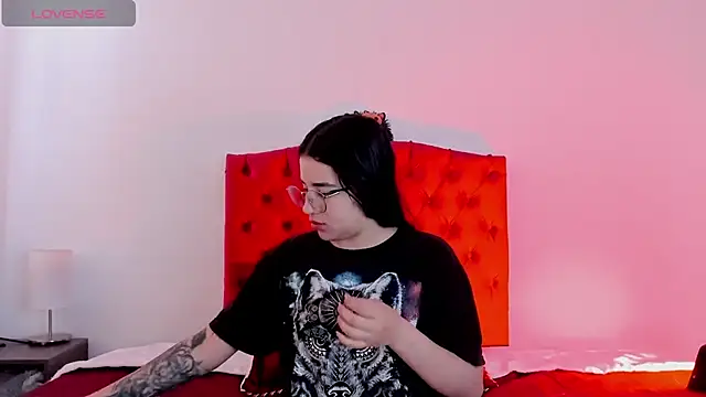 Snapshot of aliice_walker_ chatting on December 21, 2024, 1:32 pm aliice walker  online show from December 21, 2024, 1:32 pm