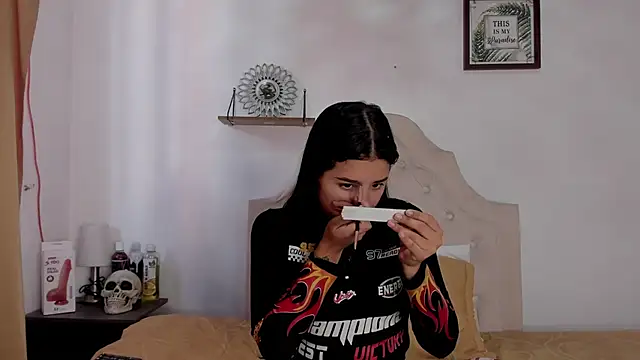 Snapshot of aliice_walker_ chatting on October 1, 2025, 12:44 pm aliice walker  online show from October 1, 2025, 12:44 pm