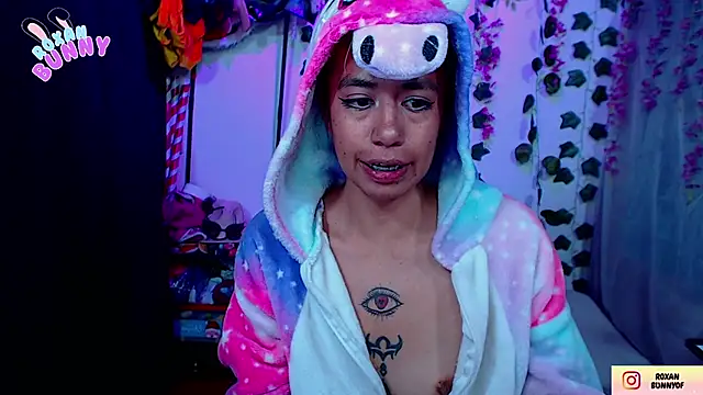 Snapshot of Roxanbunny1 chatting on September 15, 2025, 2:44 am Roxanbunny1 online show from September 15, 2025, 2:44 am
