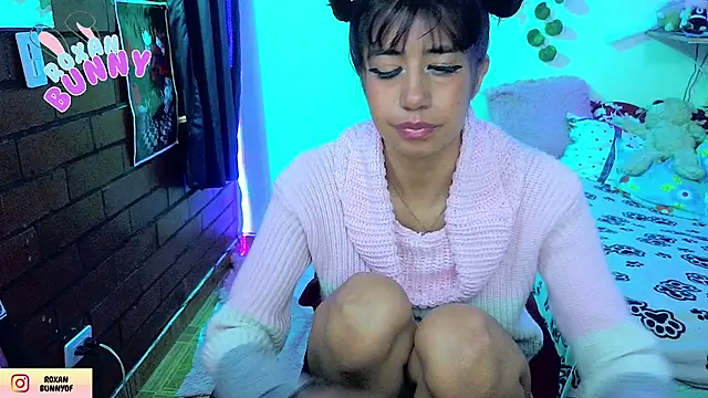 Snapshot of Roxanbunny1 chatting on April 13, 2026, 10:37 pm Roxanbunny1 online show from April 13, 2026, 10:37 pm