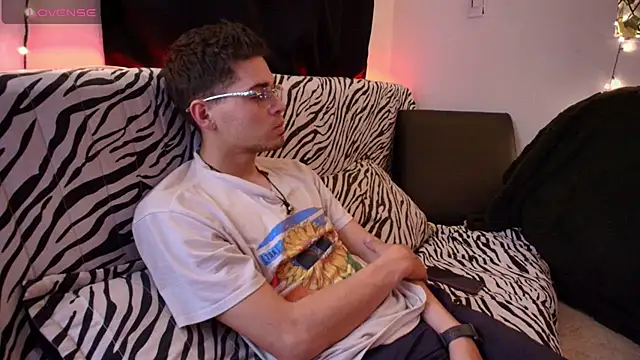 kisstarxxx online show from February 15, 2026, 7:51 am