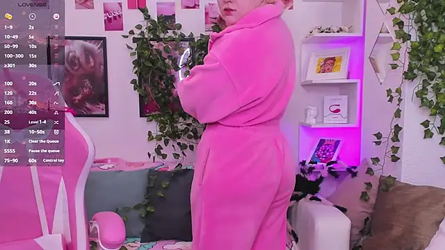 art lovee online show from October 15, 2025, 2:11 am