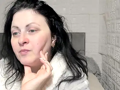 Snapshot of Lillian2 chatting on February 15, 2025, 12:33 pm Lillian2 online show from February 15, 2025, 12:33 pm